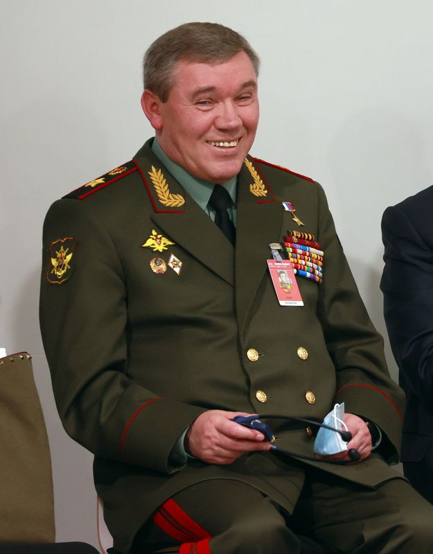 &copy; Reuters. رئيس هيئة الأركان العامة للجيش الروسي فاليري جيراسيموف بعد مؤتمر قمة في جنيف بسويسرا يوم 16 يونيو حزيران 2021. تصوير: دينيس باليبوس - رويترز. 