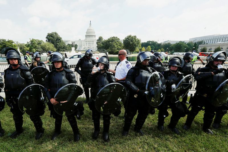 © Reuters. FILE PHOTO: U.S. Capitol riot police officers stand guard during a rally in support of defendants being prosecuted in the January 6 attack on the Capitol, in Washington, U.S., September 18, 2021. REUTERS/Jim Bourg
