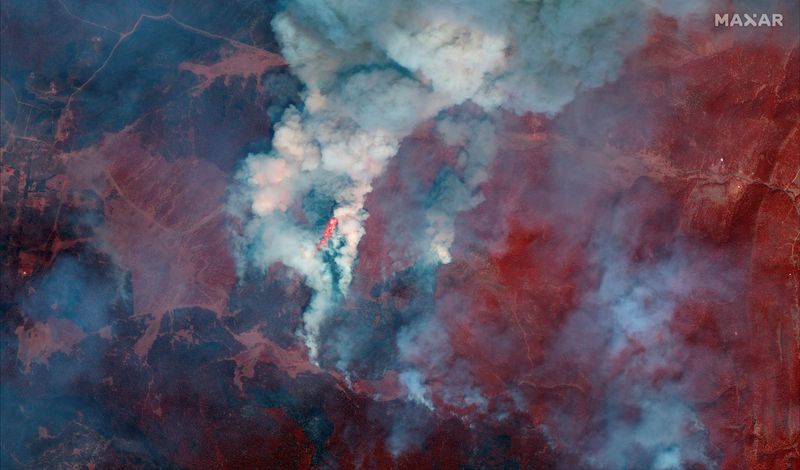 &copy; Reuters. صورة بالقمر الصناعي لجانب من حريق مستعر بالقرب من مدينة لاس فيجاس بولاية نيو مكسيكو الأمريكية التقطت يوم الاحد. صورة من ماكسار تكنولوجيز مح