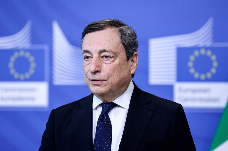 © Reuters. Mario Draghi, primeiro-ministro italiano, na sede da Comissão Europeia em Bruxelas, Bélgica
07/03/2022
Kenzo Tribouillard/Pool via REUTERS