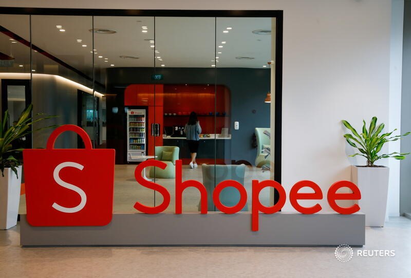 © Reuters. Logotipo da Shopee na entrada do escritório da empresa em Cingapura. 5/3/2021. REUTERS/Edgar Su