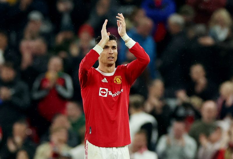 &copy; Reuters. Cristiano Ronaldo aplaude torcida do Manchester United após vitória sobre Brentford
02/05/2021
REUTERS/Phil Noble