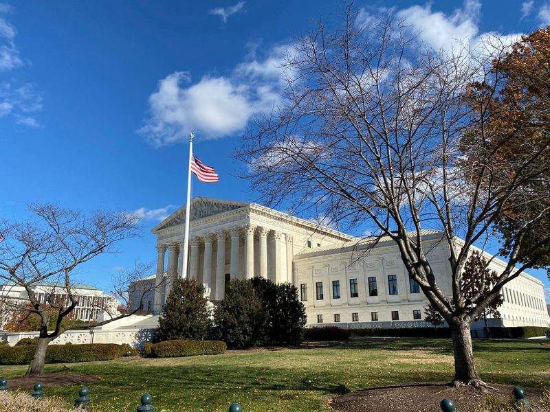 &copy; Reuters. FILE PHOTO: A general view of the U.S. Supreme Court building in Washington, U.S., November 26, 2021. REUTERS/Will Dunham/File Photo