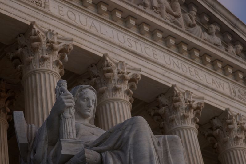 &copy; Reuters. FILE PHOTO: The sun sets at the U.S. Supreme Court building the week that the court is expected to hear arguments in a Mississippi case that challenges Roe v. Wade in Washington, U.S., November 29, 2021. REUTERS/Leah Millis/File Photo