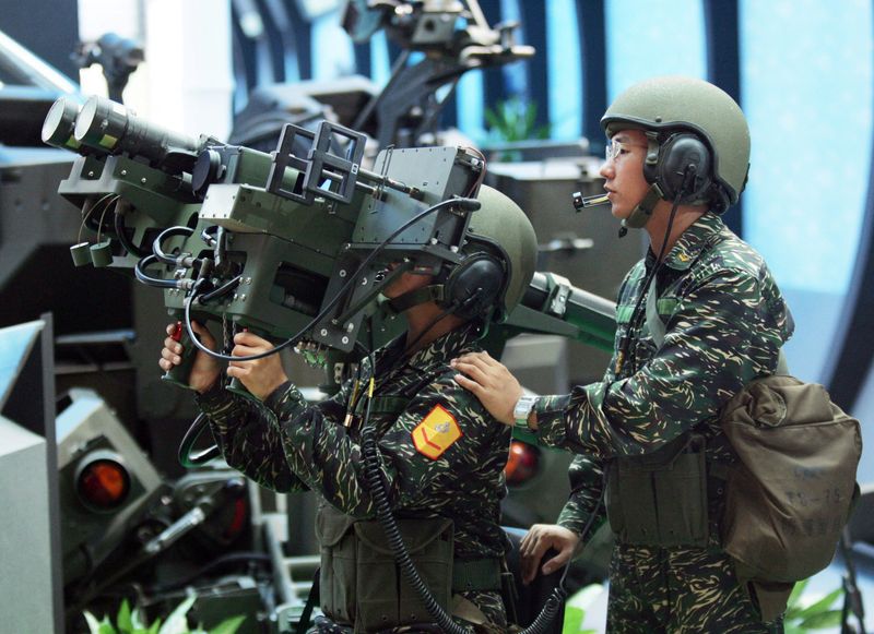 © Reuters. FILE PHOTO: Soldiers from Taiwan demonstrate a U.S.-made dual mount Stinger missile system during the opening day of the 