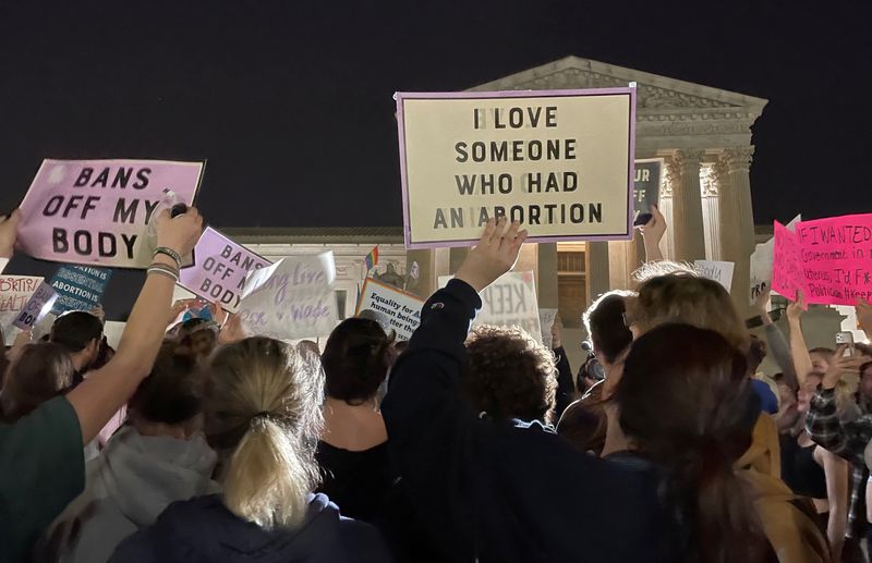 © Reuters. Protestors react outside the U.S. Supreme Court to the leak of a draft majority opinion written by Justice Samuel Alito preparing for a majority of the court to overturn the landmark Roe v. Wade abortion rights decision later this year, in Washington, U.S., May 2, 2022. REUTERS/Moira Warburton