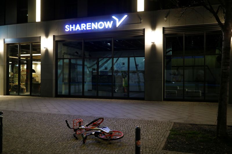 &copy; Reuters. A sharing bike lies in front of an office of the car-sharing company SHARE NOW, following the outbreak of the coronavirus disease (COVID-19), in the Kreuzberg district of Berlin, Germany, March 20, 2020. REUTERS/Axel Schmidt/Files