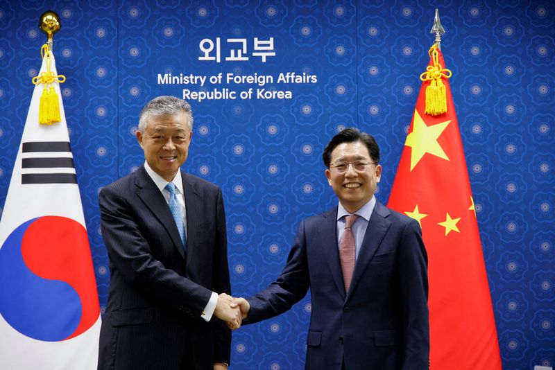 &copy; Reuters. El representante especial de China para Asuntos de la Península de Corea, Liu Xiaoming, estrecha la mano del representante especial de Corea del Sur para Asuntos de Paz y Seguridad de la Península de Corea, Noh Kyu-duk, durante una reunión en el Minist