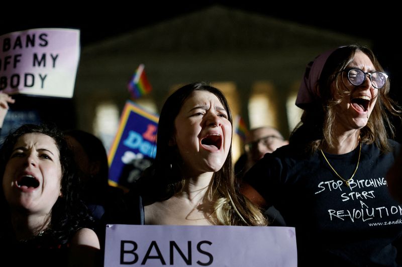 &copy; Reuters. Manifestanti a Washington davanti alla Sede della Corte Suprema. REUTERS/Jonathan Ernst 