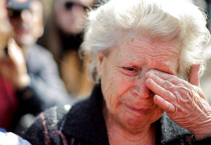 &copy; Reuters. FOTO DE ARCHIVO: Una mujer ucraniana refugiada de la zona de Mariópol, llora tras llegar a un centro de registro de desplazados internos, en medio de la actual invasión rusa de Ucrania, en Zaporiyia, Ucrania, 2 de mayo de 2022. REUTERS/Ueslei Marcelino