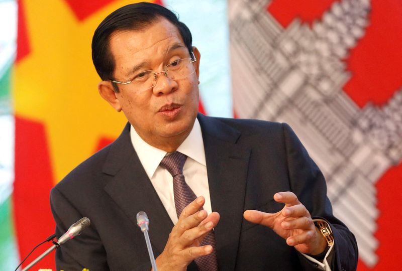 &copy; Reuters. FILE PHOTO: Cambodia's Prime Minister Hun Sen speaks with media during a news conference at the Government Office in Hanoi, Vietnam October 4, 2019. REUTERS/Kham