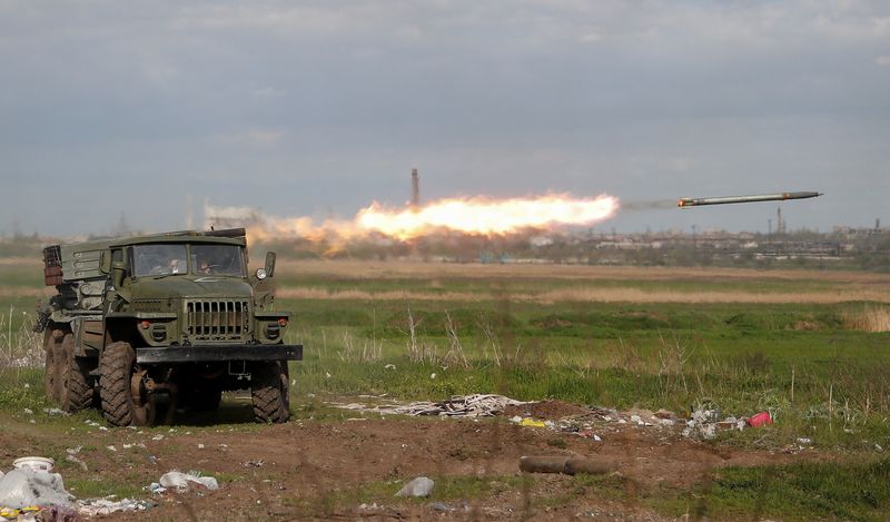 © Reuters. Service members of pro-Russian troops fire a BM-21 Grad multiple rocket launch system during fighting in Ukraine-Russia conflict near a plant of Azovstal Iron and Steel Works in the southern port city of Mariupol, Ukraine May 2, 2022. REUTERS/Alexander Ermochenko