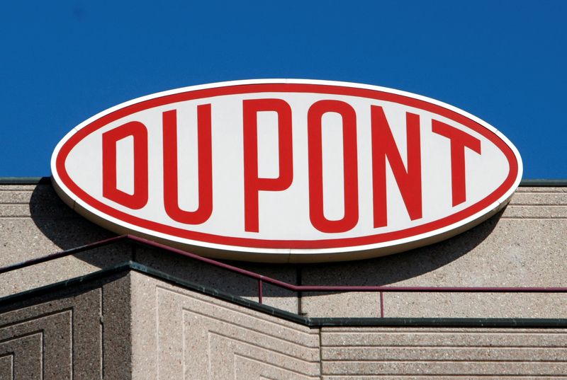 &copy; Reuters. FILE PHOTO: A DuPont logo is pictured on the EMEA (Europe, Middle East & Africa) and Du Pont de Nemours International SA building in Grand-Saconnex near Geneva August 4, 2009. REUTERS/Denis Balibouse  