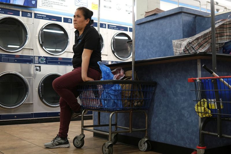 &copy; Reuters. FILE PHOTO: Maria Hernandez, 54, waits at a laundromat in downtown Los Angeles, after reunification with her two daughters with whom she was separated under a controversial Trump administration policy in 2017, in Los Angeles, California, U.S., April 6, 20