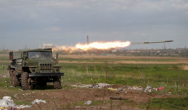 &copy; Reuters. Tropas pró-Rússia disparam foguete durante conflito entre Ucrânia e Rússia perto da usina siderúrgica de Azovstal, na cidade ucraniana de Mariupol
02/05/2022 REUTERS/Alexander Ermochenko