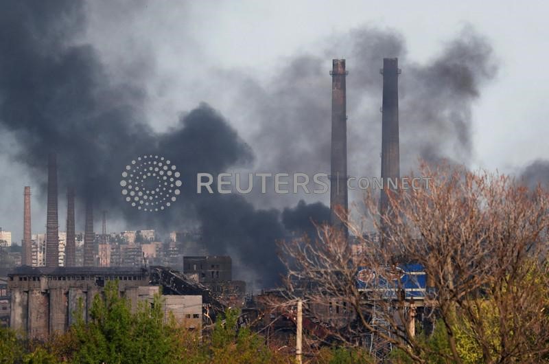 &copy; Reuters. FOTO DE ARCHIVO: Humo se eleva sobre una planta de la acería Azovstal Iron and Steel Works durante el conflicto entre Ucrania y Rusia en la ciudad portuaria del sur de Mariupol, Ucrania. 2 de mayo de 2022. REUTERS/Alexander Ermochenko/