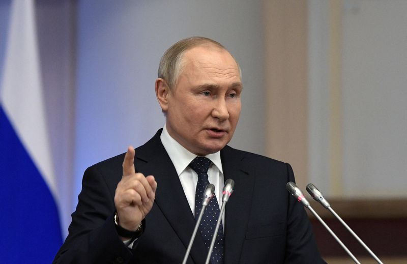 © Reuters. FILE PHOTO: Russian President Vladimir Putin delivers a speech during a meeting of the Council of Legislators at the Federal Assembly in Saint Petersburg, Russia April 27, 2022. Sputnik/Alexei Danichev/Kremlin via REUTERS