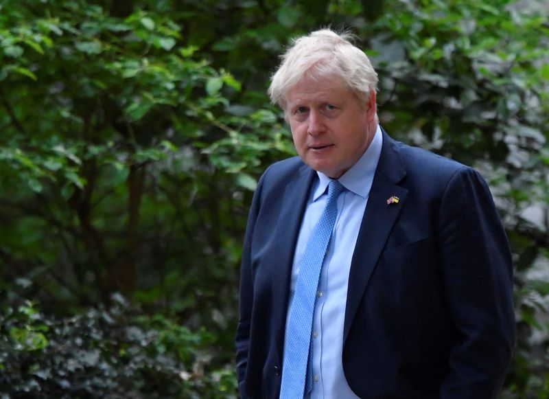 &copy; Reuters. El primer ministro británico, Boris Johnson, camina, después de pronunciar un discurso en vídeo ante el parlamento ucraniano, en Downing Street, Londres, Gran Bretaña. 3 de mayo de 2022. REUTERS/Toby Melville