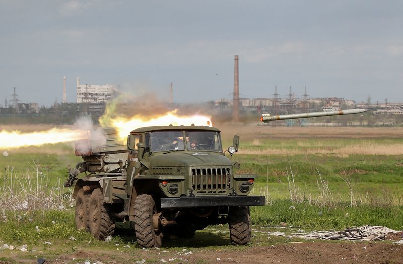 &copy; Reuters. Miembros del servicio de las tropas prorrusas disparan cohetes BM-21 Grad durante los combates en el conflicto entre Ucrania y Rusia, cerca de la planta de Azovstal Iron and Steel Works en la ciudad portuaria del sur de Mariúpol, Ucrania. 2 de mayo de 20