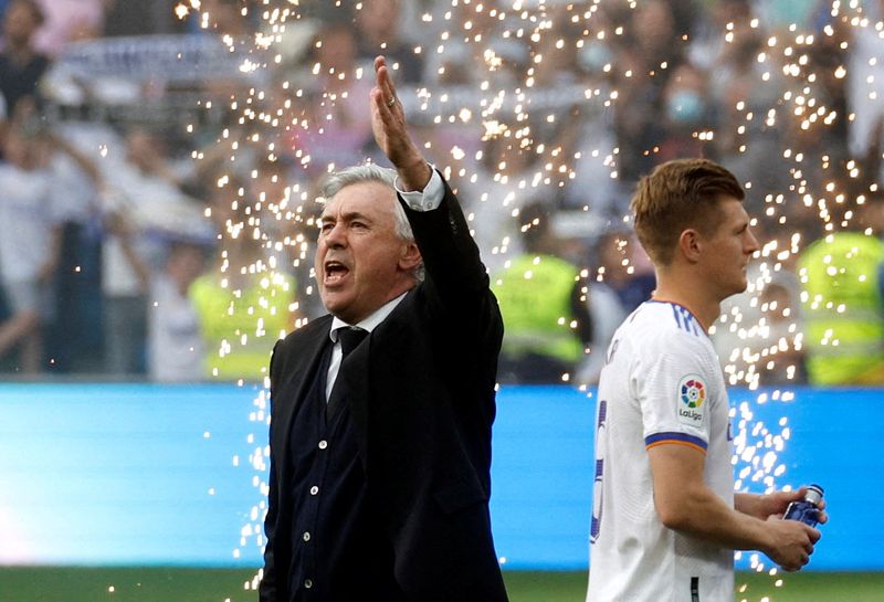 &copy; Reuters. FOTO DE ARCHIVO: El entrenador del Real Madrid, Carlo Ancelotti, celebra el triunfo de su equipo en LaLiga española en el estadio Santiago Bernabéu de Madrid, España, el 30 de abril de 2022. REUTERS/Susana Vera