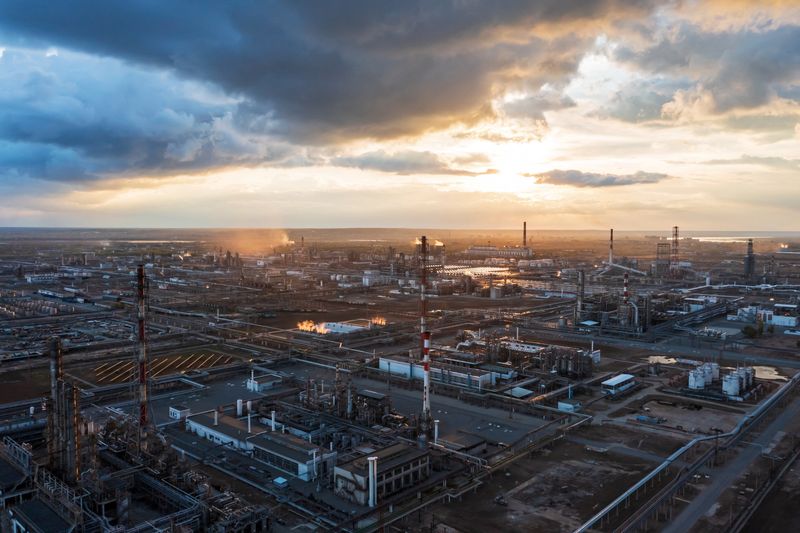 &copy; Reuters. FILE PHOTO: A general view shows the oil refinery of the Lukoil company in Volgograd, Russia April 22, 2022. Picture taken with a drone. REUTERS