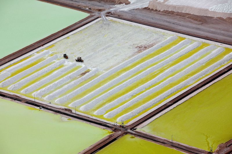 &copy; Reuters. FILE PHOTO: An aerial view of the brine pools and processing areas of the Soquimich lithium mine on the Atacama salt flat, the largest lithium deposit currently in production, in the Atacama desert of northern Chile, January 10, 2013.  REUTERS/Ivan Alvara