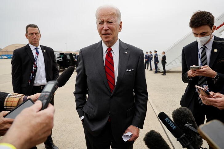 &copy; Reuters. El presidente de Estados Unidos, Joe Biden, habla con los medios de comunicación antes de embarcar en el Air Force One para viajar a Alabama desde la Base Conjunta Andrews, Maryland, Estados Unidos. 3 de mayo de 2022. REUTERS/Jonathan Ernst