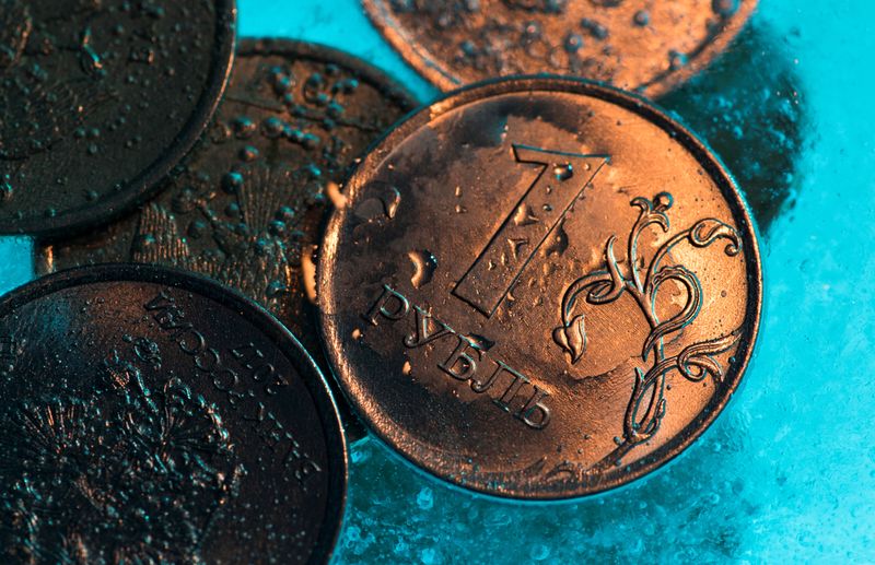 © Reuters. A view shows Russian rouble coins in this picture illustration taken October 26, 2018.  REUTERS/Maxim Shemetov