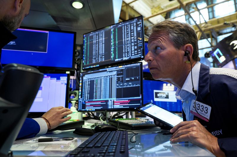 © Reuters. Traders work on the floor of the New York Stock Exchange (NYSE) in New York City, U.S., May 3, 2022.  REUTERS/Brendan McDermid