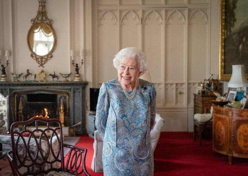 &copy; Reuters. FOTO DE ARCHIVO: La reina británica Isabel durante una audiencia en el Castillo de Windosr, Gran Bretaña, 28 de abril del 2022. Dominic Lipinski/Pool via REUTERS