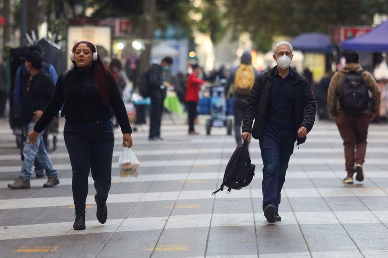 &copy; Reuters. Pedestres caminham por rua de Santiago, no Chile
14/04/2022
REUTERS/Ailen Diaz