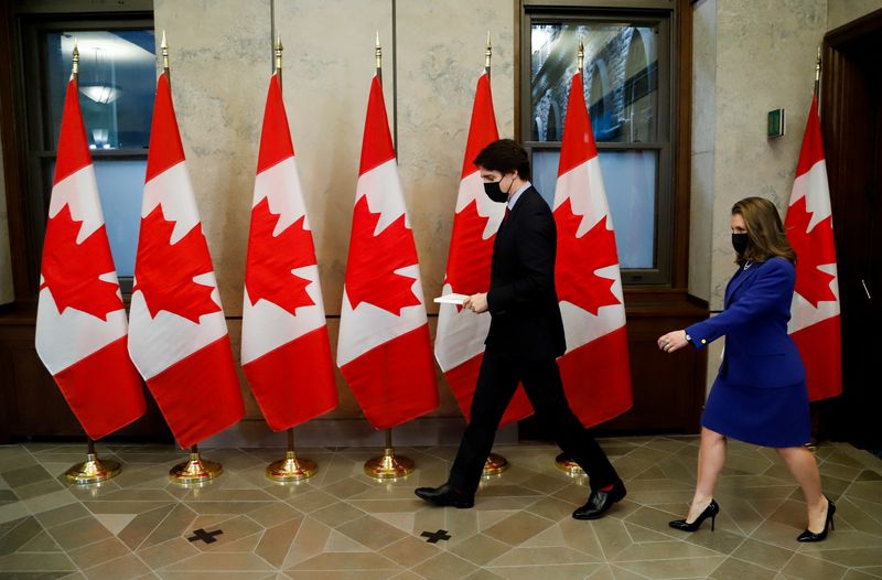 &copy; Reuters. FILE PHOTO: Canada's Prime Minister Justin Trudeau and Finance Minister Chrystia Freeland arrive before posing for a picture holding the 2022-23 budget, on Parliament Hill in Ottawa, Ontario, Canada, April 7, 2022. REUTERS/Patrick Doyle