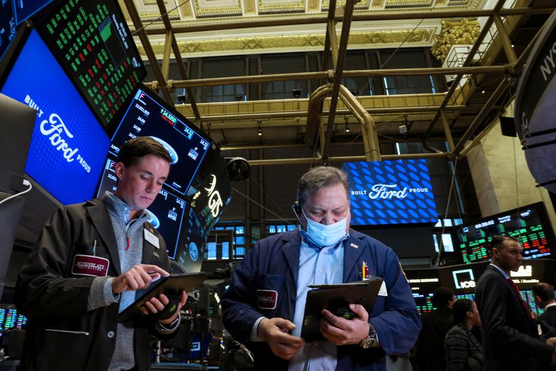 &copy; Reuters. FILE PHOTO: Traders work on the floor of the New York Stock Exchange (NYSE) in New York City, U.S., April 28, 2022.  REUTERS/Brendan McDermid