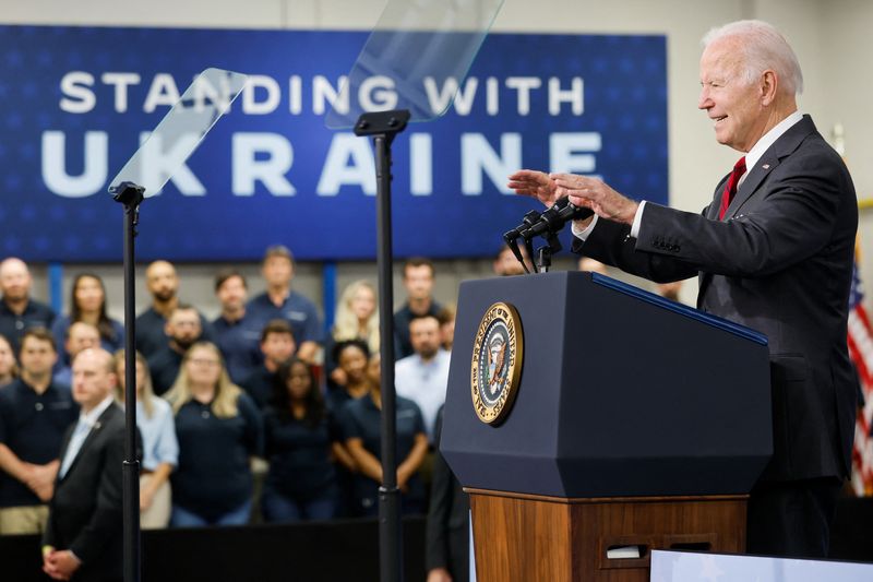 © Reuters. U.S. President Joe Biden delivers remarks on arming Ukraine, after touring a Lockheed Martin weapons factory in Troy, Alabama, U.S. May 3, 2022. REUTERS/Jonathan Ernst