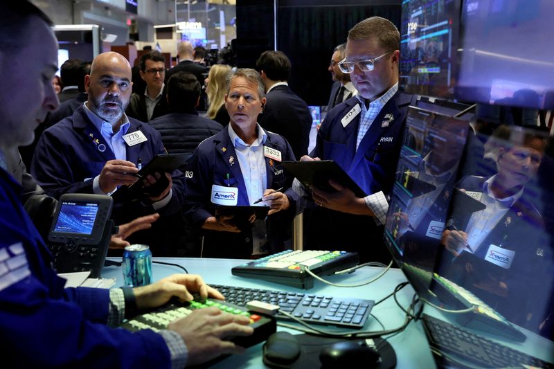 © Reuters. Traders work on the floor of the New York Stock Exchange (NYSE) in New York City, U.S., May 3, 2022.  REUTERS/Brendan McDermid