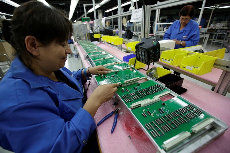 &copy; Reuters. FILE PHOTO: Employees work on printed circuit boards at the assembly line of a factory that exports to the U.S., in Ciudad Juarez, Mexico, July 13, 2017. REUTERS/Jose Luis Gonzalez