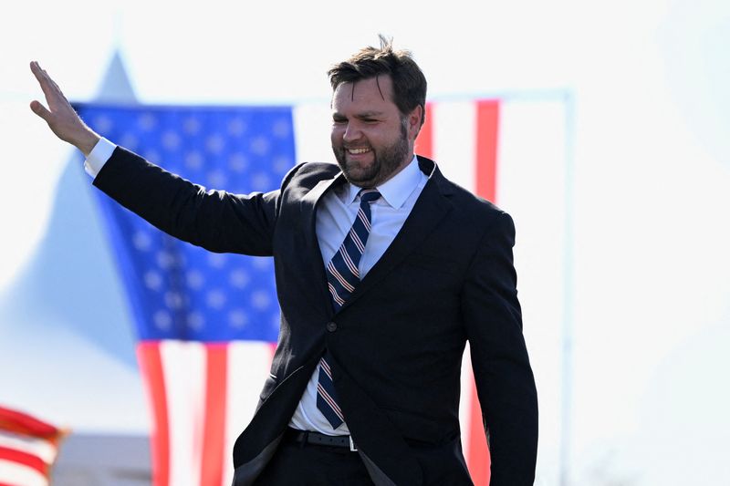 © Reuters. FILE PHOTO: U.S. Senate Republican candidate J.D. Vance, who was endorsed by former U.S. President Donald Trump for the upcoming primary elections, gestures on stage during an event hosted by Trump, at the county fairgrounds in Delaware, Ohio, U.S., April 23, 2022. REUTERS/Gaelen Morse/File Photo