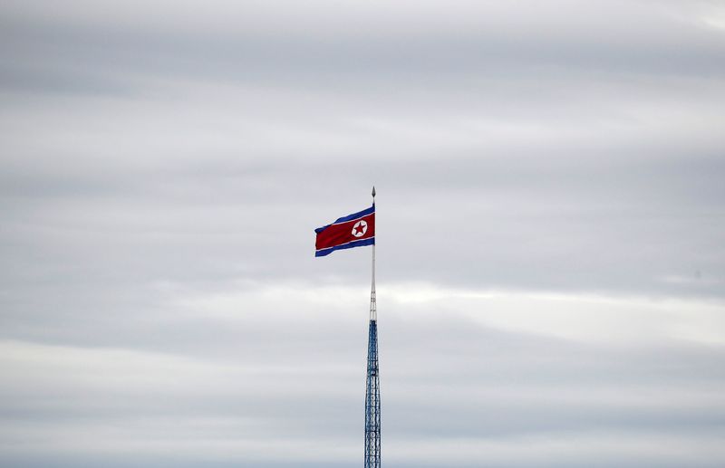 &copy; Reuters. FOTO DE ARCHIVO: Una bandera norcoreana ondea en lo alto de una torre de 160 metros en la aldea de propaganda norcoreana de Gijungdong, en esta imagen tomada desde la aldea de la libertad de Tae Sung, cerca de la Línea de Demarcación Militar (MDL), dent