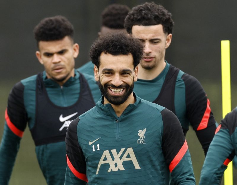 &copy; Reuters. Mohamed Salah, del Liverpool, durante el entrenamiento en el Centro de Entrenamiento AXA, Liverpool, Reino Unido, 2 de mayo de 2022 . REUTERS/Jason Cairnduff