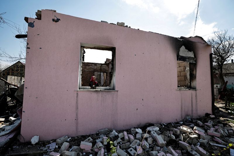 &copy; Reuters. Svitlana Karpenko, 53,  shows her house, that according to her was destroyed by shelling, amid Russian invasion of Ukraine in Sloboda, Chernihiv region, Ukraine May 3, 2022. REUTERS/Zohra Bensemra  