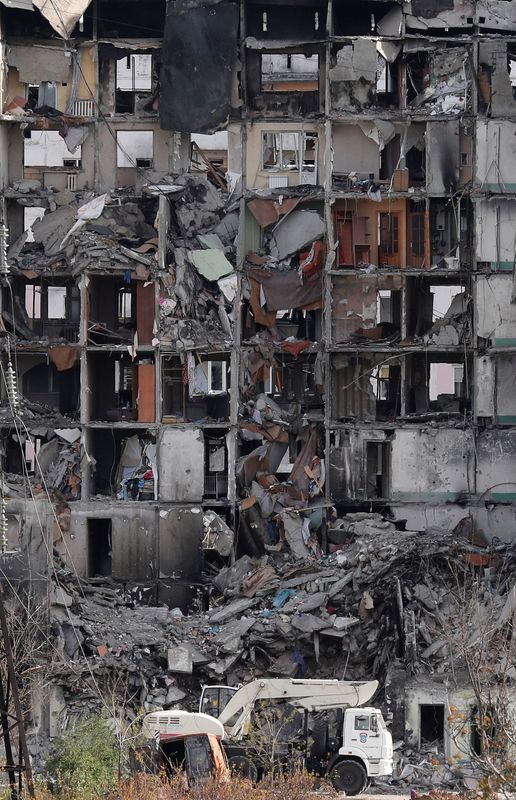 &copy; Reuters. منظر عام لمبنى سكني مدمر نتيجة للصراع الروسي الأوكراني في مدينة ماريوبول يوم الثلاثاء. تصوير: ألكسندر إرموشينكو - رويترز.