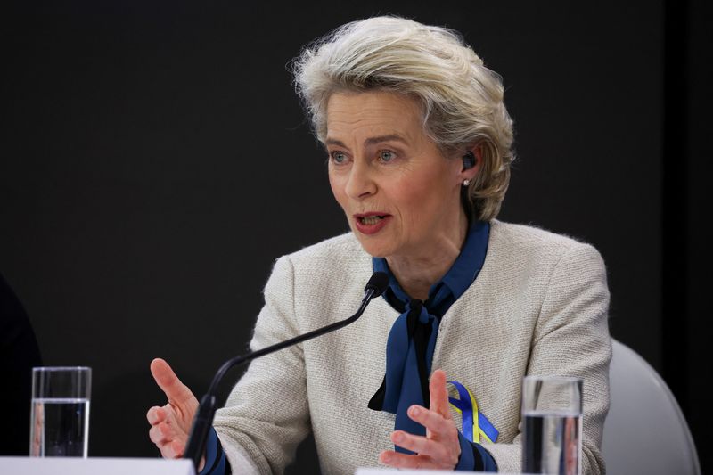 &copy; Reuters. رئيسة المفوضية الأوروبية أورسولا فون دير لاين تتحدث في وارسو يوم التاسع من أبريل نيسان 2022. تصوير: كاسبر بيمبل - رويترز