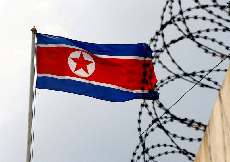 &copy; Reuters. Una bandiera nordcoreana presso l'ambasciata di Kuala Lumpur, in Malesia. REUTERS/Edgar Su