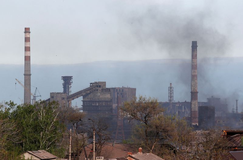 &copy; Reuters. Fumo dall'acciaieria di Azovstal a Mariupol. REUTERS/Alexander Ermochenko