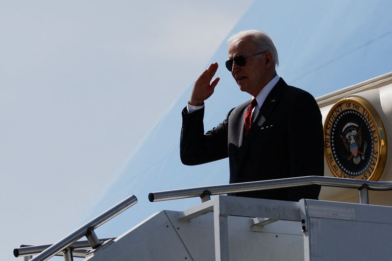 &copy; Reuters. FILE PHOTO: U.S. President Joe Biden salutes as he boards Air Force One to return to Washington from Maxwell Air Force Base in Montgomery, Alabama, U.S. May 3, 2022. REUTERS/Jonathan Ernst/File Photo