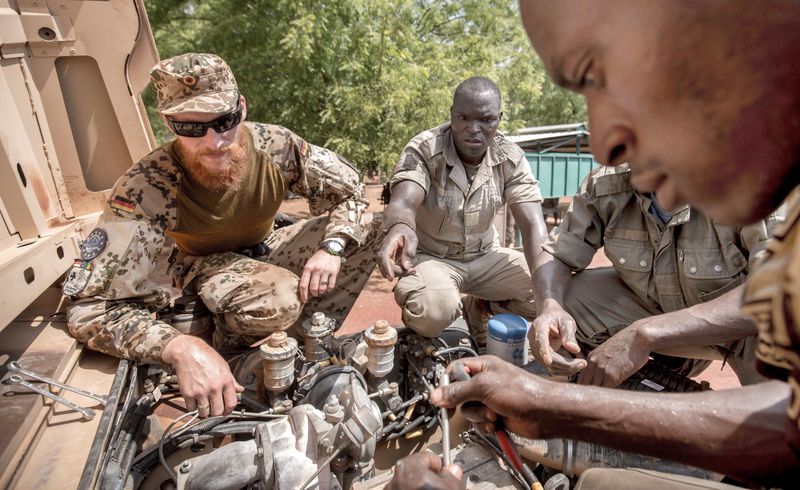 &copy; Reuters. FOTO DE ARCHIVO: Un instructor militar del ejército alemán junto a soldados malienses durante un curso de reparación de automóviles en Koulikoró, Malí, el 6 de abril de 2016. REUTERS/Michael Kappeler/Pool