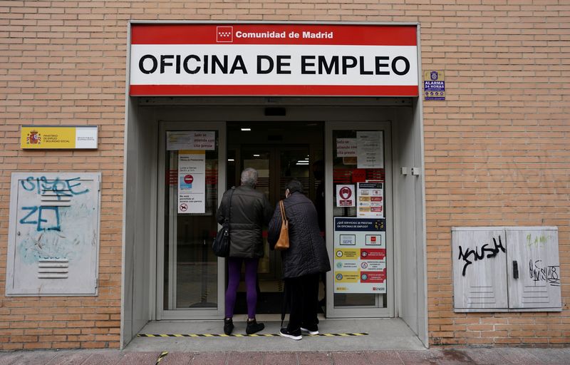 &copy; Reuters. FILE PHOTO: People wait outside a government-run job centre amid the coronavirus disease (COVID-19) outbreak in Madrid, Spain, November 4, 2020. REUTERS/Juan Medina/File Photo