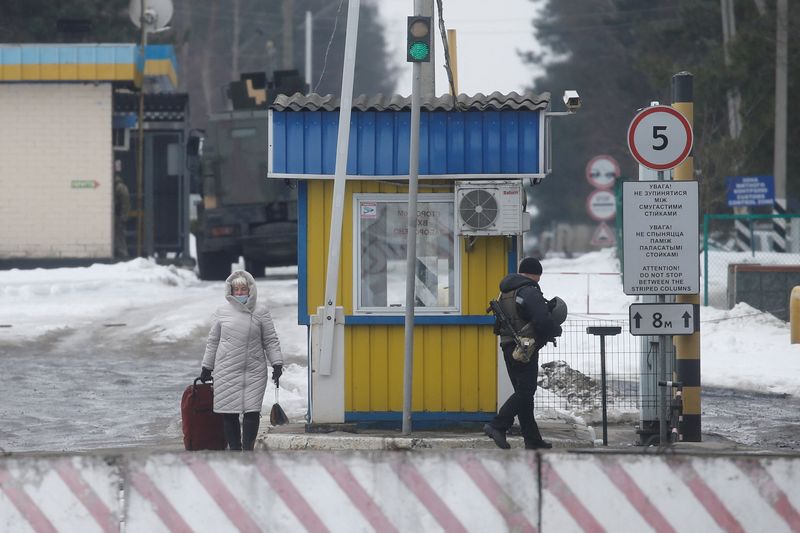 &copy; Reuters. Guardas ucranianos patrulham fronteira com Belarus na região de Chernihiv 
16/02/2022 REUTERS/Valentyn Ogirenko