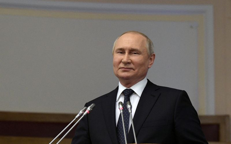&copy; Reuters. الرئيس الروسي فلاديمير بوتين يتحدث خلال اجتماع في سانت بطرسبرج يوم 27 أبريل نيسان 2022. صورة لرويترز من وكالة سبوتنيك. 