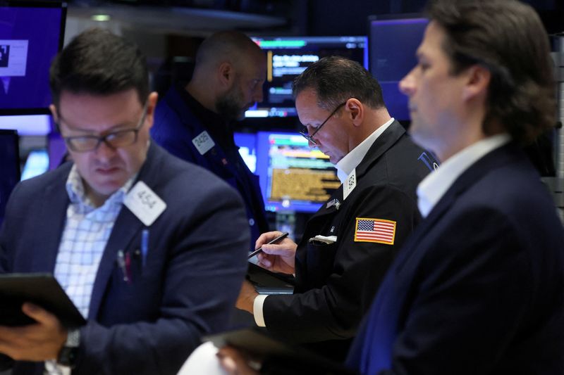 &copy; Reuters. Traders work on the floor of the New York Stock Exchange (NYSE) in New York City, U.S., April 27, 2022.  REUTERS/Brendan McDermid